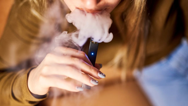 New York governor urges halt to all vaping amid lung disease outbreak